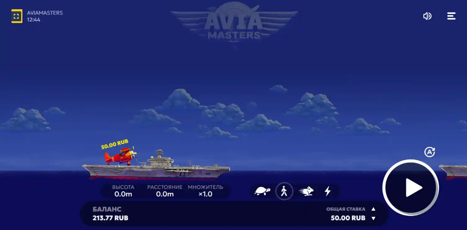 Самолет на авианосце перед началом игры Aviamasters. Баланс, высота, расстояние и множитель указаны в интерфейсе.